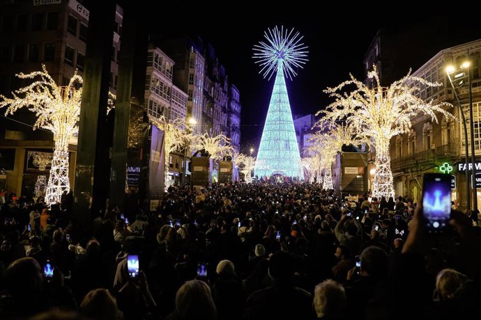 Decenas de personas durante la inauguración del alumbrado navideño, en la Porta do Sol, a 15 de noviembre de 2025, en Vigo