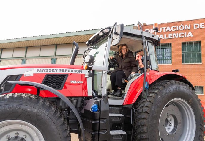 Presentación del nuevo tractor del parque de maquinaria provincial .