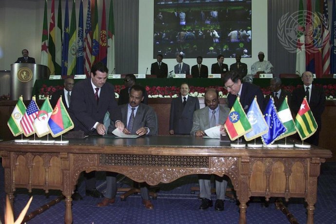 El presidente de Eritrea, Isaias Afwerki, y el entonces presidente etíope, Meles Zenawi, firman en Argel un acuerdo para normalizar relaciones, el 12 de diciembre de 2000