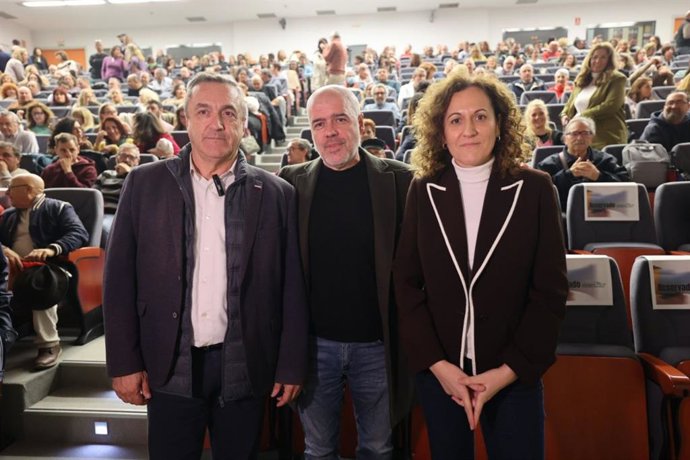 El secretario general de CCOO, Unai Sordo, entre su homóloga en Andalucía, Nuria López, y el secretario general de CCOO en Málaga, Fernando Cubillo.
