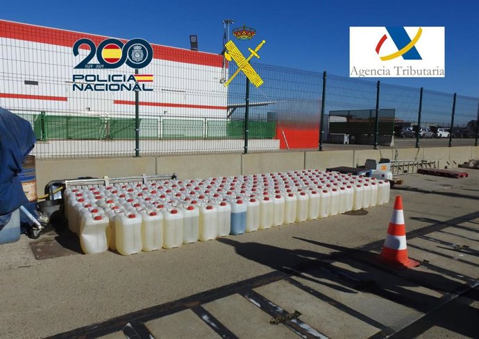 Petacas de gasolina incautadas en un operativo contra el abastecimiento a narcolanchas en San Fernando (Cádiz)