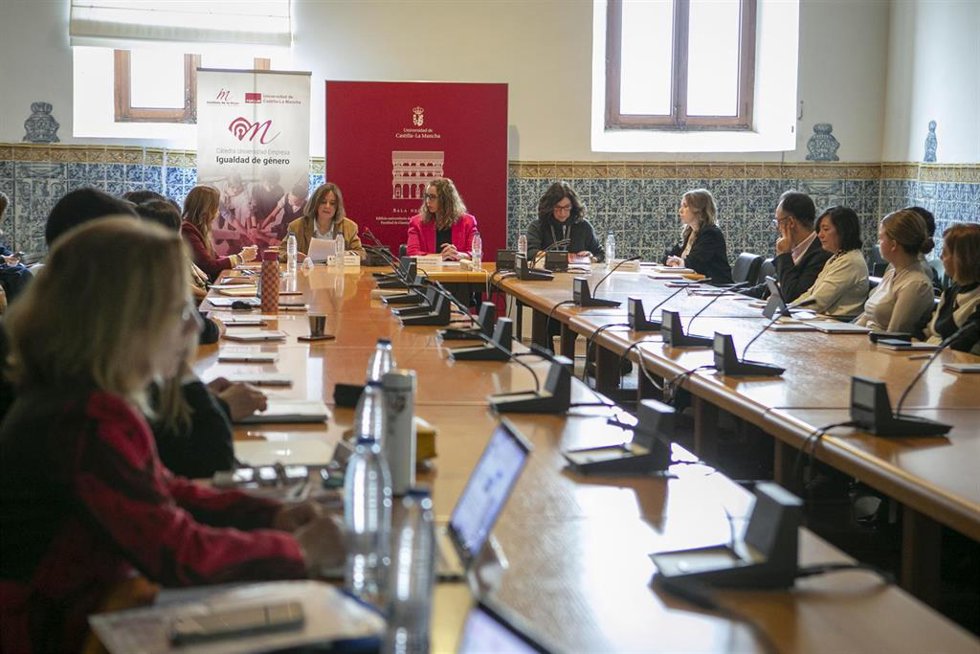 La consejera de Igualdad, Sara Simón, ha asistido a la Jornada de Presentación de Resultados de Investigación de la Brecha Salarial de Género de la Cátedra de la UCLM Con el Instituto de la Mujer de Castilla-La Mancha.