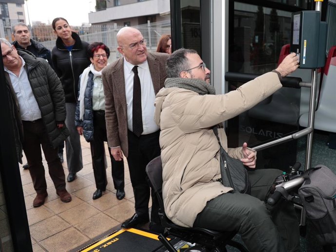 Una persona con movilidad reducida valida su billete en el segundo dispositivo para este fin instalado en 32 autobuses urbanos de Valladolid.