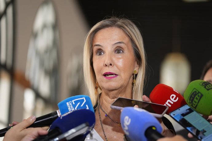 Archivo - Arquivo - A promotora-chefe da Andaluzia, Ana Tárrago, fala com a mídia após entregar ao presidente do Parlamento da Andaluzia, Jesús Aguirre, o Relatório do Ministério Público da Comunidade da Andaluzia para o ano de 2024. Em 15 de outubro de 2