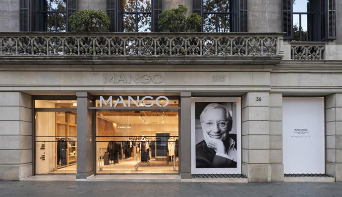 Homenaje a Isak Andic en la tienda de Mango en Barcelona.