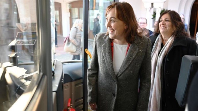 La consellera de Territorio, Vivienda y Transición Ecológica, Sílvia Paneque, en su visita a las nuevas líneas de bus de Girona.