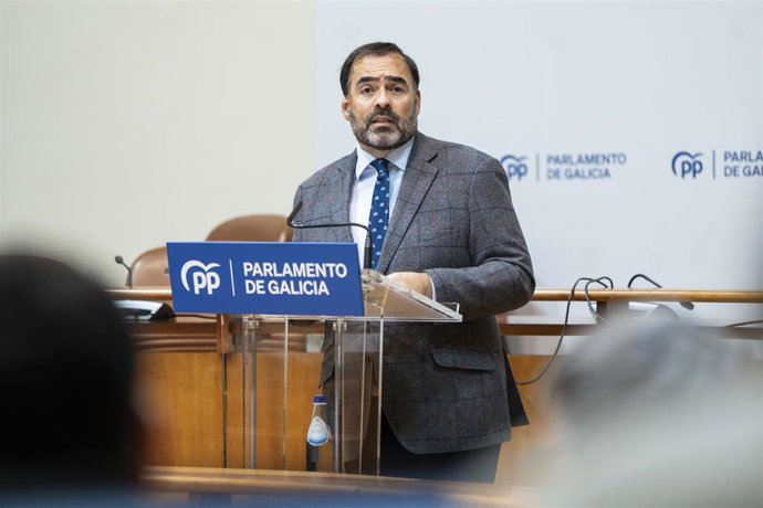 O portavoz do PPdeG no Parlamento, Alberto Pazos Couñago, en rolda de prensa.