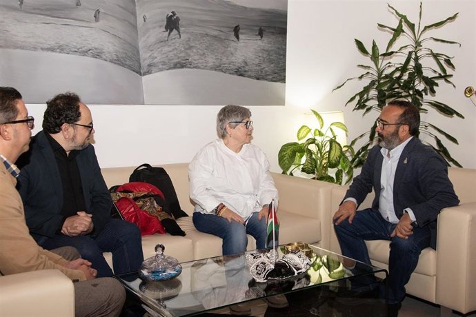 La escritora María Luisa Picado, autora del libro 'María, la frontera y el camino', se reúne con el presidente de la Diputación de Cáceres, Miguel Ángel Morales