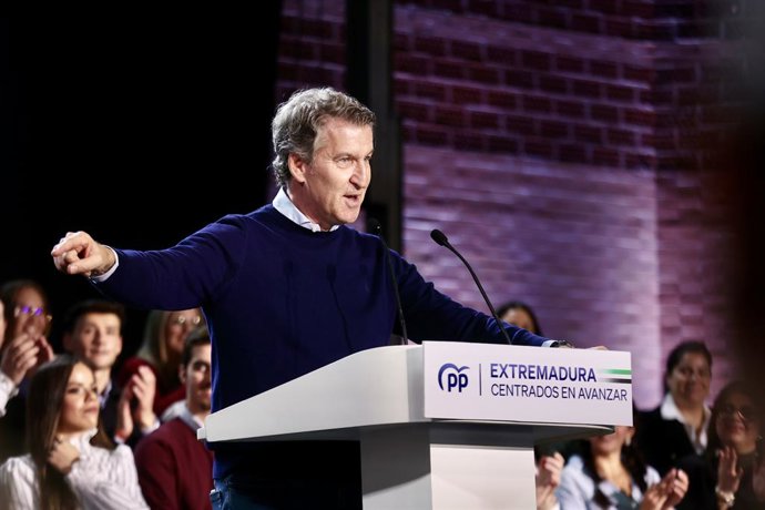 El presidente del PP, Alberto Núñez Feijóo, participa en un acto público, en el Pabellón Municipal Juan de Dios Ordóñez, a 16 de noviembre de 2025, en Lobón, Badajoz, Extremadura (España). 