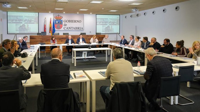 El consejero de Industria, Empleo, Innovación y comercio, Eduardo Arasti, preside la constitución del Consejo Cántabro de Consumo.