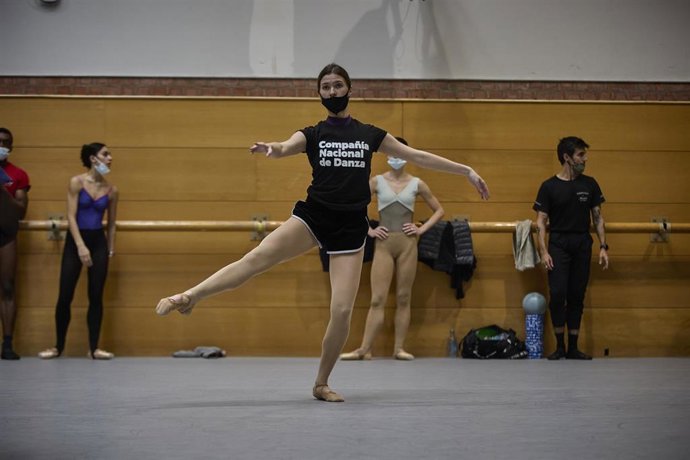 Archivo - Algunas de las cinco bailarinas ucranianas acogidas por la Compañía Nacional de Danza (CND), junto as sus nuevos compañeros, durante una clase de ballet en la sede del CND, a 6 de marzo de 2022, en Madrid (España) Las bailarinas: Kateryna Chupin