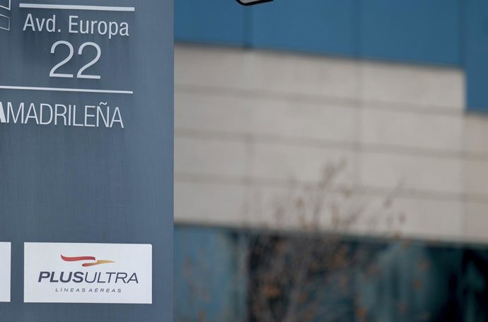 Efectius de la Guàrdia Civil i de la Policia Nacional durant un registre per part de la Guàrdia Civil de la seu de l'aerolínia Plus ultra, a 11 de desembre del 2025, a Madrid (Espanya).