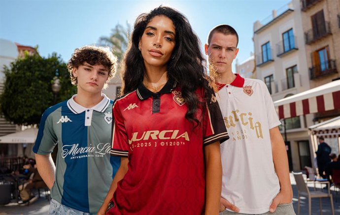 Edición especial de camisetas retro-vintage creada para conmemorar el 1.200 aniversario de la fundación de la ciudad de Murcia