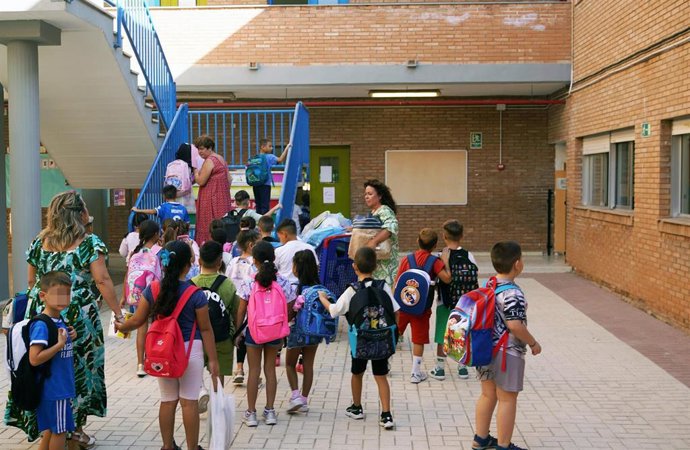 Archivo - Alumnos entrando en un colegio en imagen de archivo.