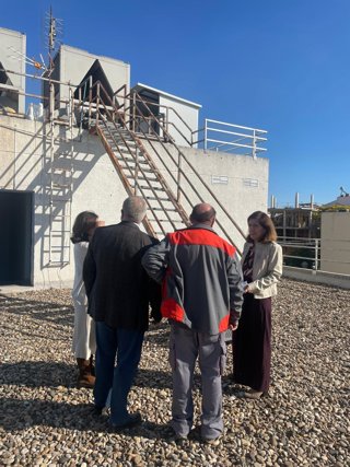 La delegada territorial de Salud de la Junta en Córdoba, María Jesús Botella (dcha.), visita el centro de salud de Baena.