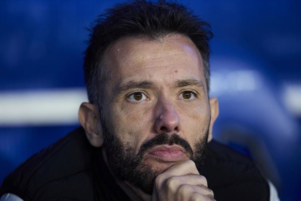 Archivo - El entrenador del Valencia CF, Carlos Corberán.