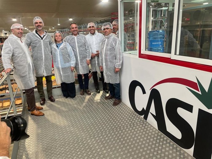 El consejero andaluz de Agricultura, Ramón Fernández-Pacheco, durante su visita a CASI.