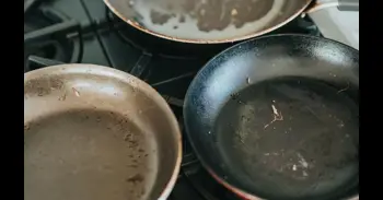 Abrillanta sartenes sin bicarbonato ni limón: la mezcla que tienes en casa y limpia como productos caros