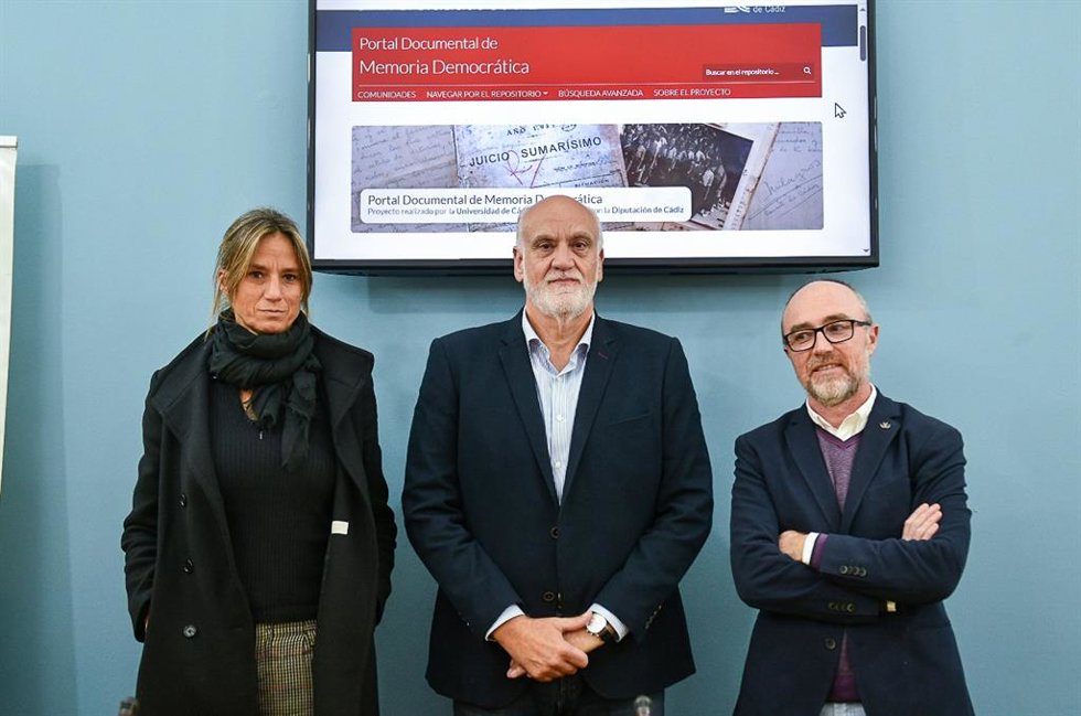 Archivo - El vicepresidente segundo de Diputación y responsable de su Servicio de Memoria Histórica y Democrática, Javier Vidal, y el vicerrector de Sostenibilidad y Cultura, Gonzalo Sánchez Gardey, en un encuentro sobre la Cátedra de Memoria Histórica