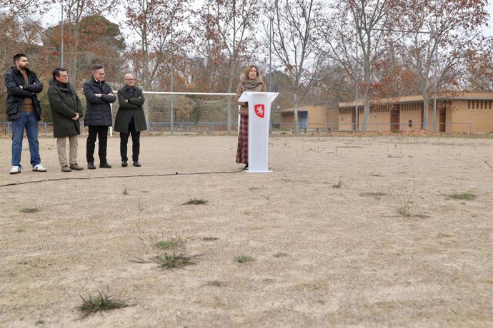 La alcaldesa de Zaragoza, Natalia Chueca, en el campo de fútbol 11 de Las Fuentes que tendrá césped artificial