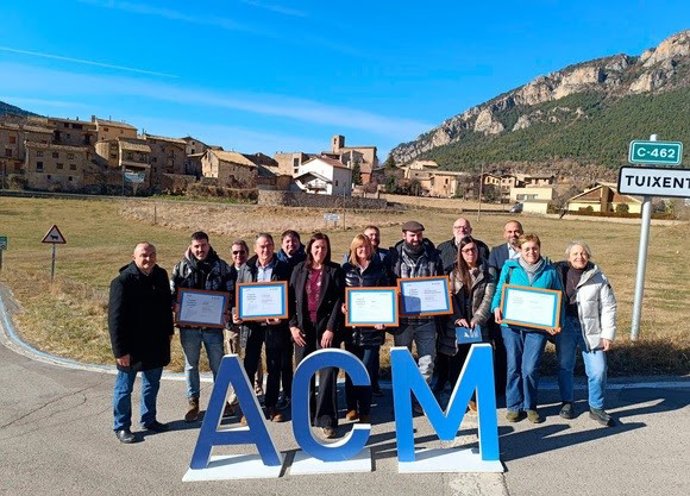 El vicepresidente de la ACM, Jaume Oliveras, junto a representantes de los municipios premiados en la 4a edición del 'Proyecto de Arraigo al Territorio'
