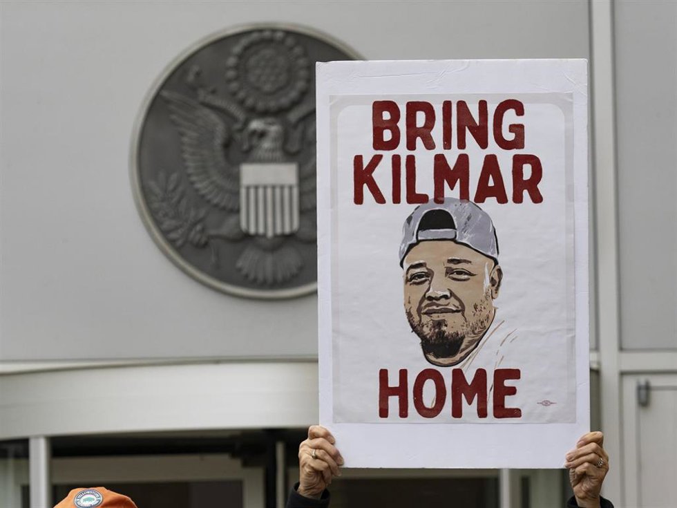 Simpatizante de Kilmar Abrego Garcia durante una concentración en Maryland 