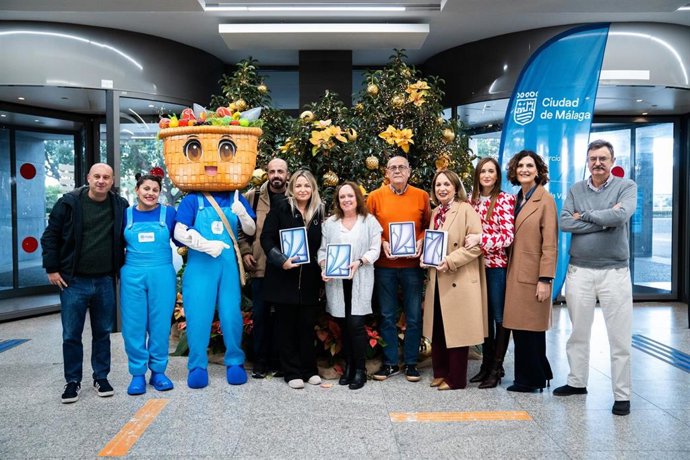 La concejala delegada Comercio, Vía Pública y Fomento de la Actividad Empresarial, Elisa Pérez, ha entregado este viernes los premios de la campaña especial 'Una Navidad Merka-Digital'