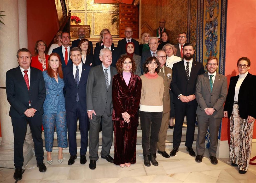 La vicepresidenta primera del Gobierno y ministra de Hacienda, María Jesús Montero, el delegado del gobierno Pedro Fernández, el expresidente de la Junta de Andalucía Rafael Escuredo, y el presidente de la Diputación de Sevilla Javier Fernández, en la f