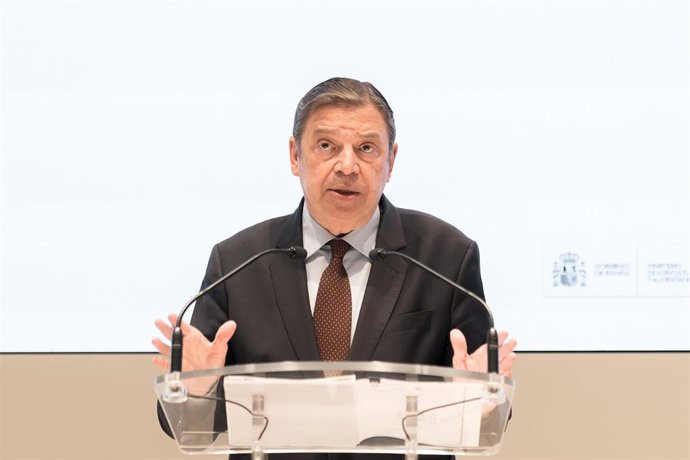El ministro de Agricultura, Pesca y Alimentación, Luis Planas, ofrece una rueda de prensa tras la detección de seis casos de peste porcina africana en animales silvestres, en la sede del ministerio, en Madrid (España)