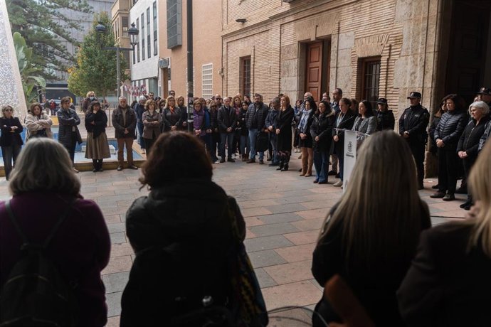 Minuto de silencio en Catarroja tras el crimen machista de Natividad