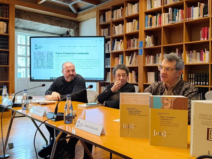 El coordinador de la unidad de divulgación y contenidos digitales de CCG, Manuel Gago; la presidenta del Consello, Rosario Álvarez; y el editor de los textos de la obra 'Papés d'emprenta condenada, Ramón Mariño.