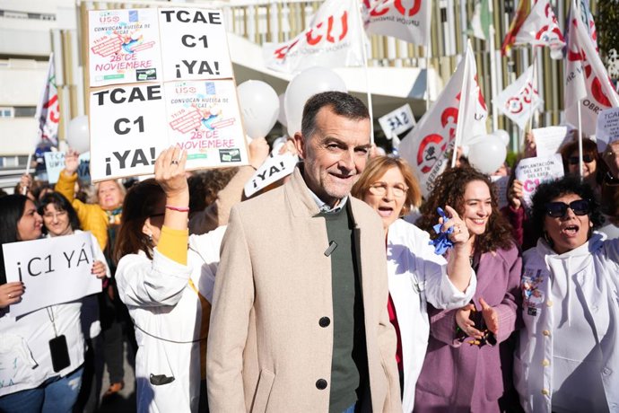 O candidato do Por Andalucía e líder da IU, Antonio Maíllo, participa da manifestação por ocasião da greve convocada pelos Técnicos Auxiliares de Enfermagem (TCAE), em 28 de novembro de 2025, em Sevilha (Andaluzia, Espanha).