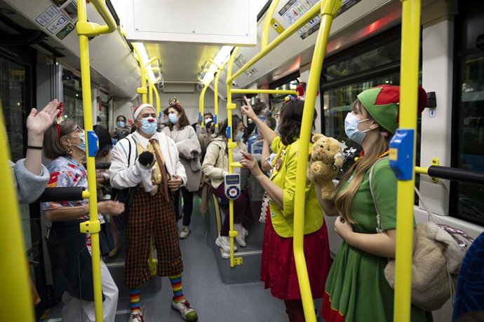 Medio centenar de niños pacientes del Gregorio Marañón disfrutan de las luces de Navidad en autobuses de la EMT