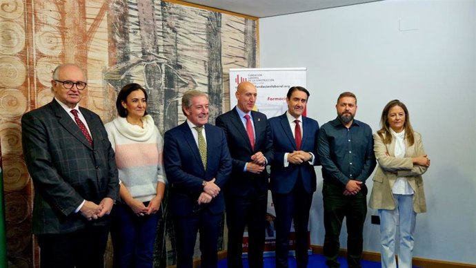 El presidente de la Fundación Laboral de la Construcción, Javier Vega (tercero por la izquierda), acompañado por el alcalde de León, José Antonio Diez (centro) y el consejero de Vivienda y Ordenación del Territorio, Juan Carlos Suárez-Quiñones.