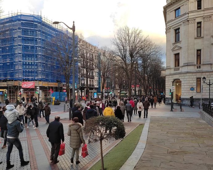 Archivo - Numerosas personas de compras por la Gran Vía de Bilbao