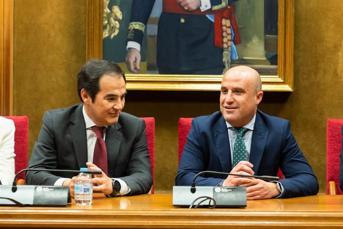 El consejero de Justicia, Administración Local y Función Pública de la Junta de Andalucía, José Antonio Nieto, junto al presidente de la Diputación de Almería, José Antonio García Alcaina, durante el encuentro en la sede provincial.
