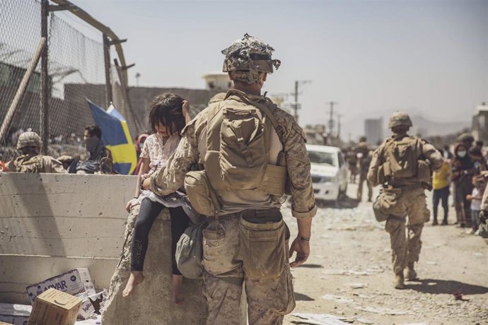 Archivo - Imagen de archivo de un marine de EEUU con una niña afgana durante la evacuación de Kabul en 2021 