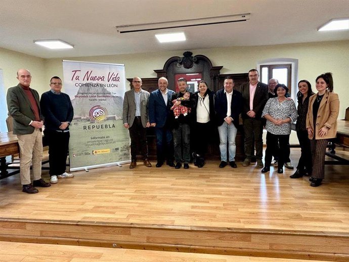 El presidente de la Diputación de León, Gerardo Álvarez Courel, con la familia que ha llegado a León de la mano de esta iniciativa en Cistierna en el acto de bienvenida.