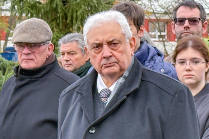 ALEMANHA, LEBUS - 14 DE NOVEMBRO DE 2025: O embaixador da Rússia na Alemanha, Sergei Nechayev (à frente), participa de uma cerimônia para reenterrar os restos mortais dos soldados do Exército Vermelho mortos durante a Grande Guerra Patriótica, a Frente Or