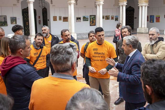 El presidente de la Diputación de Córdoba, Salvador Fuentes (dcha.), en su encuentro con trabajadores de Hitachi.