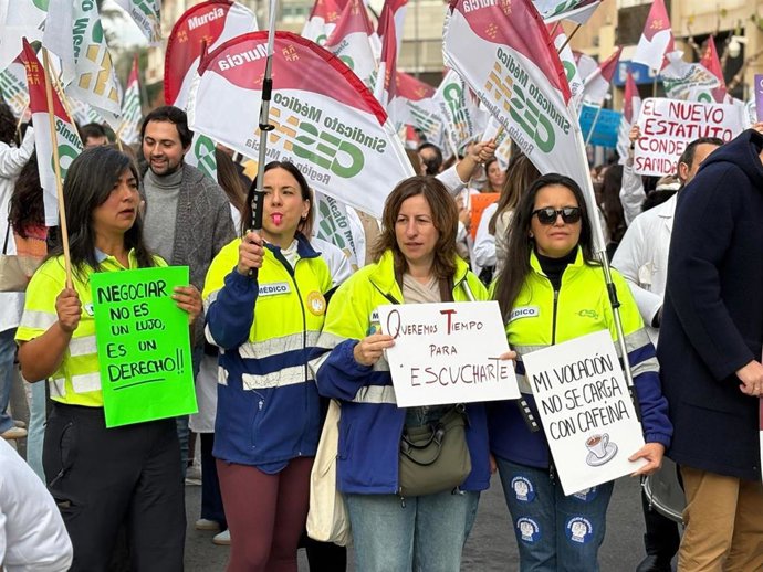 Médicos en la concentración en la Consejería de Salud durante la huelga
