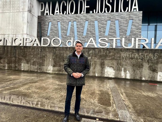 El diputado regional del Partido Popular en la Junta General del Principado de Asturias (JGPA) Manuel Cifuentes, frente al Palacio de Justicia de Gijón.