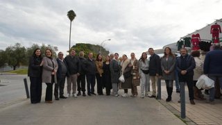 La consejera de Empleo, Empresa y Trabajo Autónomo, Rocío Blanco, durante la visita junto al alcalde de Córdoba, José María Bellido, al Mercadillo de Las Setas, a 12 de diciembre del 2025.