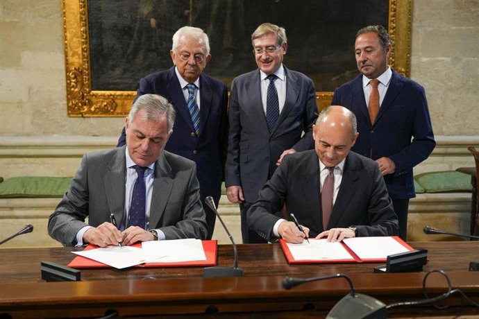 Firma del convenio para construir la pasarela peatonal Princesa Leonor con el plan 'Vera Sevilla'