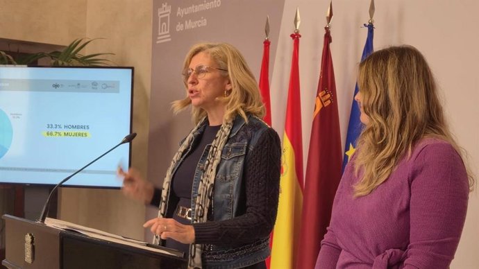 Mercedes Bernabé en la presentación, acompañada por la presidenta de la Asociación de Jóvenes Empresarios de la Región de Murcia, AJE Región de Murcia, Almudena Abellán