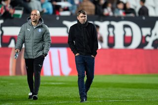Archivo - Eduardo Coudet, head coach of Deportivo Alaves, looks on during the Spanish League, LaLiga EA Sports, football match played between Rayo Vallecano and Deportivo Alaves at Estadio de Vallecas on October 26, 2025, in Madrid, Spain.
