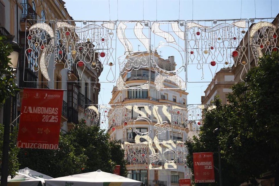 Detalle del alumbrado de Navidad 2025 en la calle Larga de Jerez de la Frontera