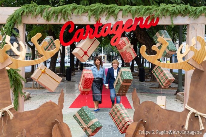 Las ediles Cristina Mora y Belén Romero en la Alameda San Antón