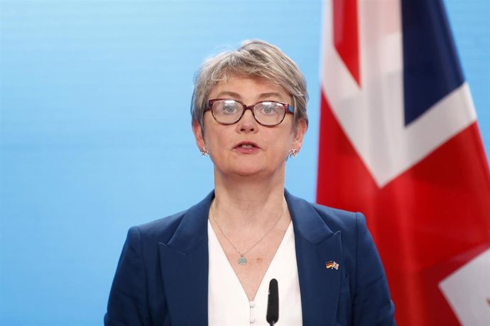 La ministra de Exteriores de Reino Unido, Yvette Cooper, durante una rueda de prensa en la capital de Alemania, Berlín, en noviembre de 2025 (archivo)