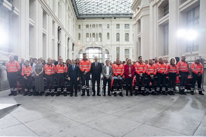 Archivo - El alcalde de Madrid, José Luis Martínez-Almeida, junto al exalcalde de Madrid y exministro de Justicia, Alberto Ruiz-Gallardón, presiden el acto institucional conmemorativo del 20 aniversario de la constitución del Cuerpo de Agentes de Movilida